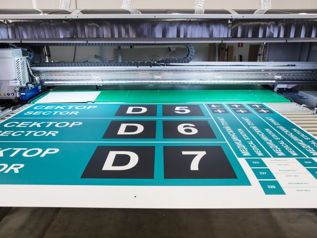 Полноцветная цифровая печать на футболках, металле и пластике